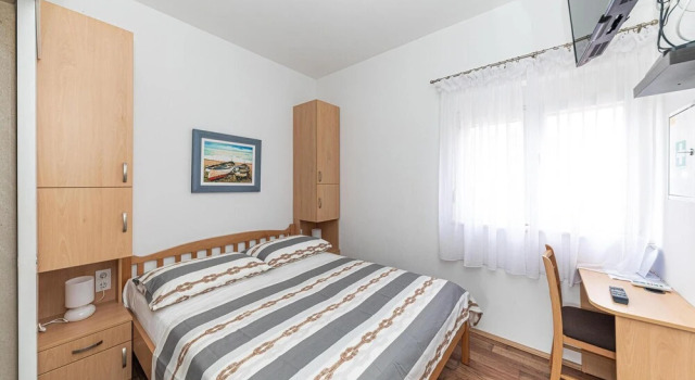 Stunning Home in Poljica With Wifi and 4 Bedrooms, Rezerwuj Hotel Hotele w Split-Dalmatia County z parkingiem, Parking