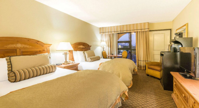Четырёхместный номер Deluxe Ramada by Wyndham Las Cruces Hotel & Conference Center