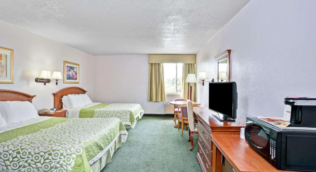 Четырёхместный номер Standard Days Inn & Suites by Wyndham Fullerton
