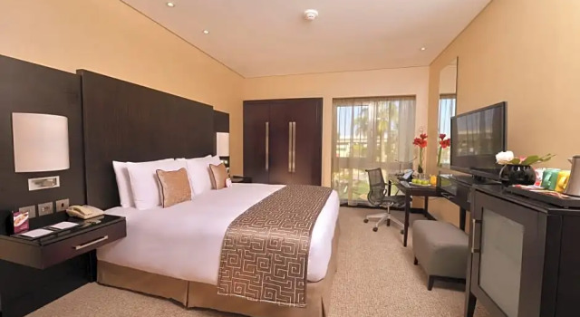 Двухместный люкс c 1 комнатой с видом на бассейн Crowne Plaza Bahrain by IHG