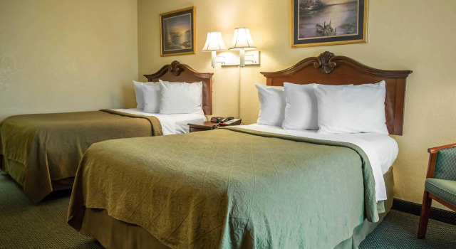 Четырёхместный номер Standard Quality Inn Elizabeth City near University