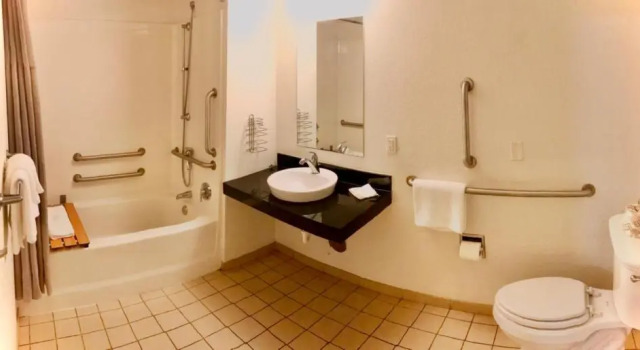 Четырёхместный номер Standard Travelodge by Wyndham Madison Heights MI