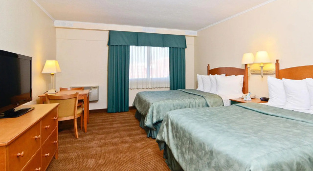 Четырёхместный номер Standard Magnuson Grand Pioneer Inn and Suites