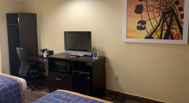 Четырёхместный номер Standard Days Inn & Suites by Wyndham Tampa/Raymond James Stadium