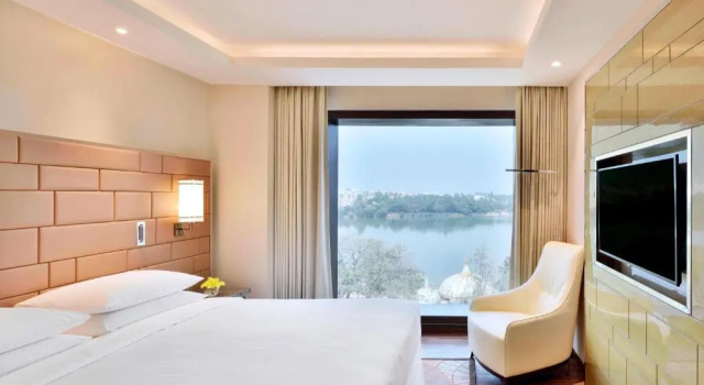 Двухместный полулюкс с видом на озеро Courtyard by Marriott Bengaluru Hebbal