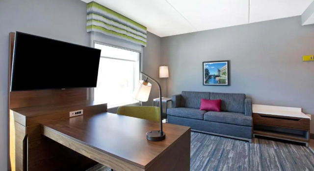Люкс Hampton Inn & Suites Ottawa West