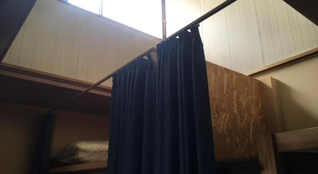 Кровать в общем номере Guest House Minato