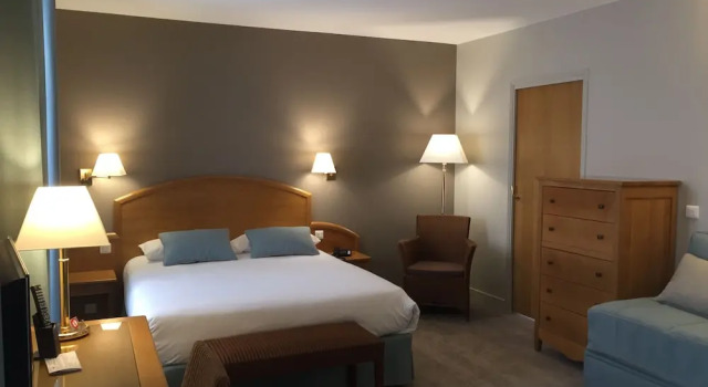 Hôtel de la Plage - Saint Jean de Luz, Забронировать Отель Отели в центре Сен-Жан-де-Люз, в центре, Парковка