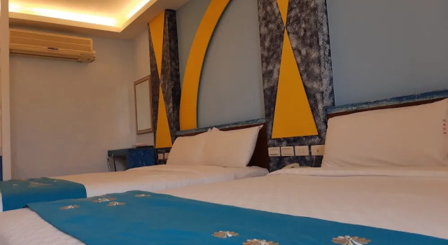 Четырёхместный номер Standard с балконом и с видом на горы HuanGjia Hotel