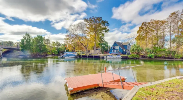 Коттедж Weeki Wachee River Home on Main River by Park!