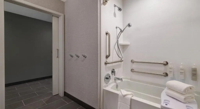 Номер Standard Hampton Inn & Suites Marina
