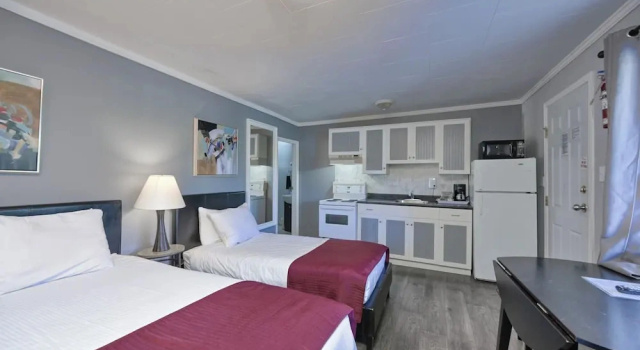 Четырёхместный номер Deluxe Maple Leaf Motel & RV Park Resort