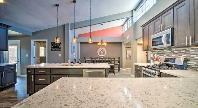 Modern El Paso Home w/ Backyard & Fire Pit!, Rezerwuj Hotel Hotele w El Paso z parkingiem, Parking