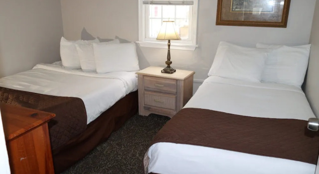 Апартаменты с 2 комнатами с балконом и с видом на бассейн The Burgundy Inn Hotel and Apartments
