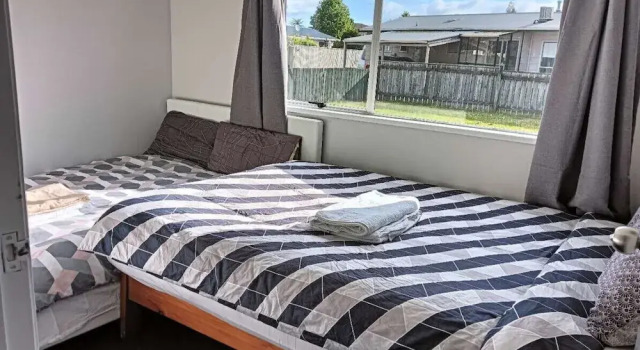3 Bedroom House at 95 Aquirus Drive, Забронировать Дом для отпуска Коттеджи Озера Роторуа, Коттедж