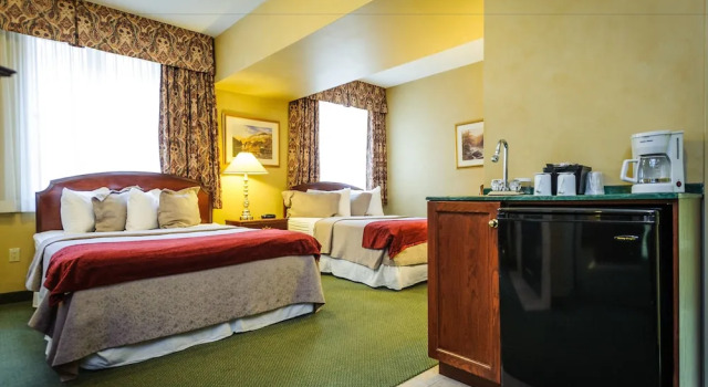 Люкс Superior Peterborough Inn & Suites Hotel