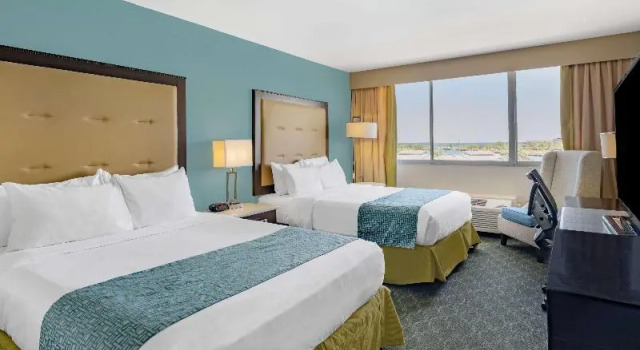 Четырёхместный номер Standard Wyndham Garden Kenosha Harborside