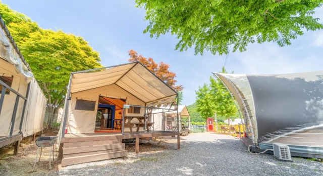 Тент c 1 комнатой с видом на реку Nami Island Healing Leisure Camping&glamping