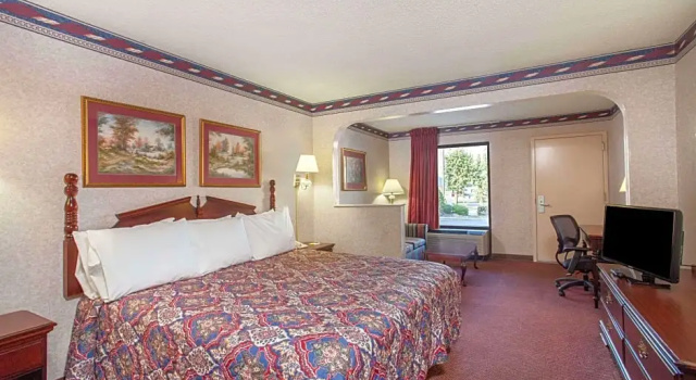 Люкс с видом на озеро Days Inn by Wyndham Saint Pauls