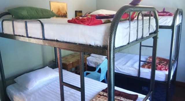 Кровать в общем номере Lux Pillow Hostel