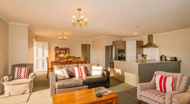 Home Base - Cooks Beach Holiday Home, Забронировать Отель Кукс-Бич Coromandel Peninsula