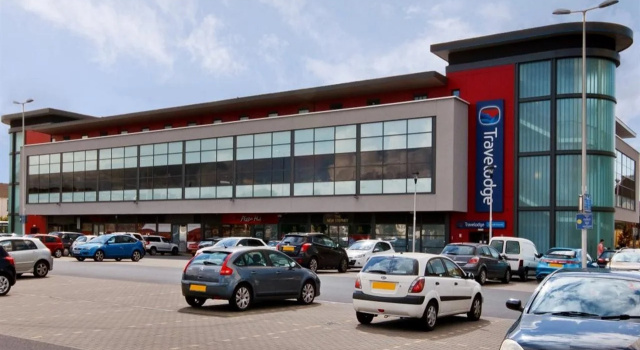 Travelodge Llanelli Central, Забронировать Отель Лланелли Полуостров Гоуэр, рядом с The Ffwrnes Theatre