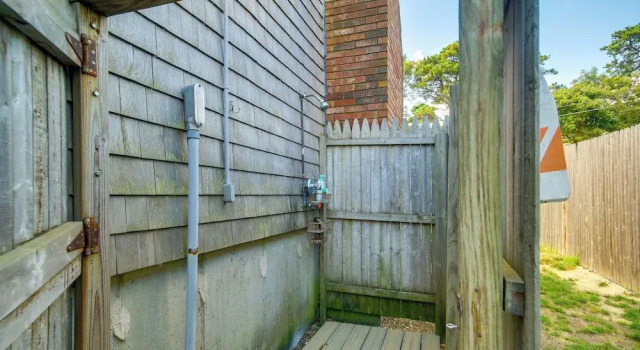Коттедж Walk to Beach: Quaint Dennis Home w/ Deck + Grill!