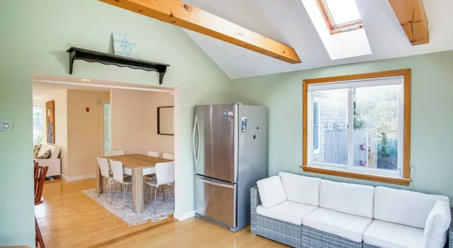Ping-pong & Backyard: Spacious Chatham Retreat, Забронировать Дом для отпуска Чатем Полуостров Кейп-Код