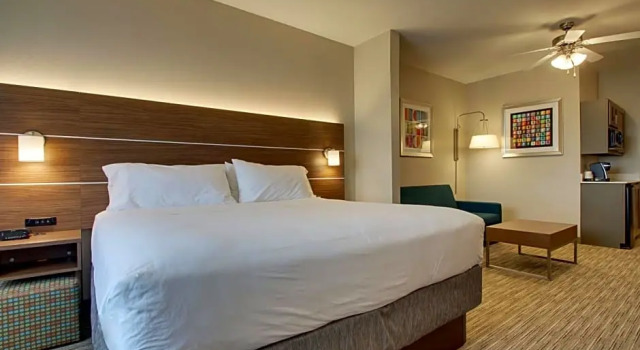 Двухместный люкс c 1 комнатой Holiday Inn Express Hotel & Suites Vernon College Area by IHG