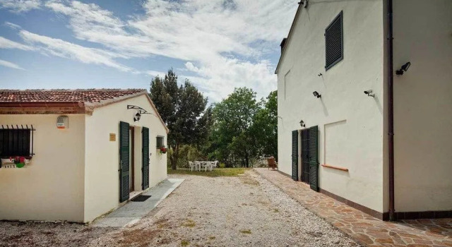 B&B Titti, Rezerwuj Bed and Breakfast Hotele w Mondavio z parkingiem, Parking