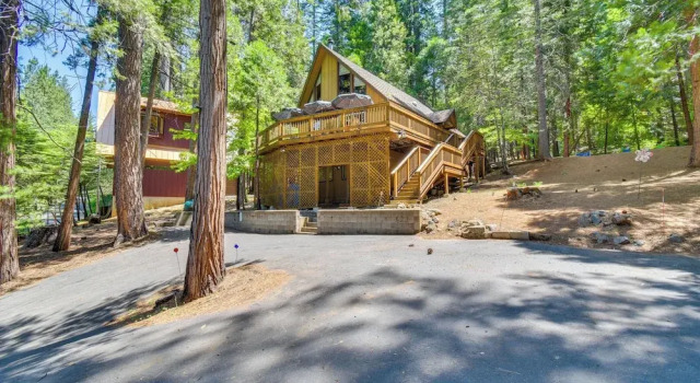 Walk to Fly-in Lake: Blue Lake Springs Cabin!, Забронировать Дом для отпуска Арнольд штат Калифорния