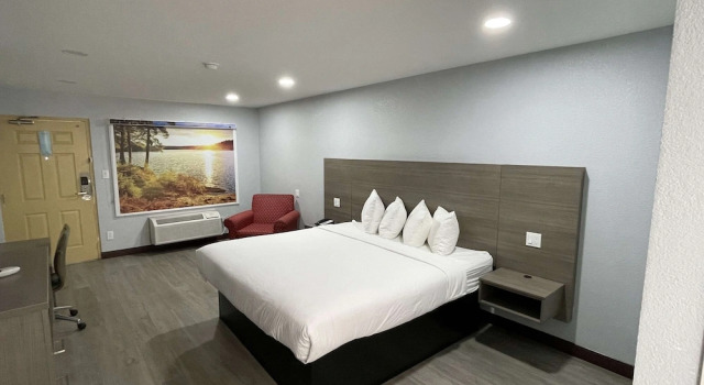Шестиместный номер Standard SureStay Hotel by Best Western Childress
