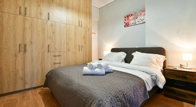 Serene n modern renovated flat, Забронировать Отель Неос-Космос Афины, рядом с Холм Филопаппос