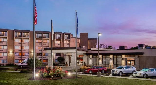 Кровать в общем номере Crowne Plaza Milwaukee Airport by IHG