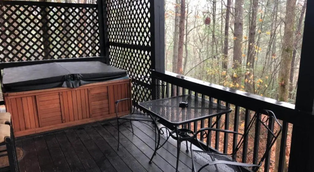 Коттедж Mountain-top Cabin Get-away with Hot tub and a View