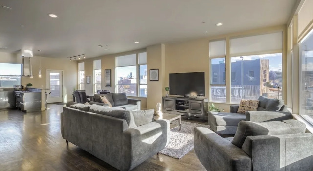 Luxe 3 Story Loft Rooftop Deck City Views!, Забронировать Отель Отели Денвера 3 звезды, рядом с Бейсбольный стадион «Курс-филд», 3*