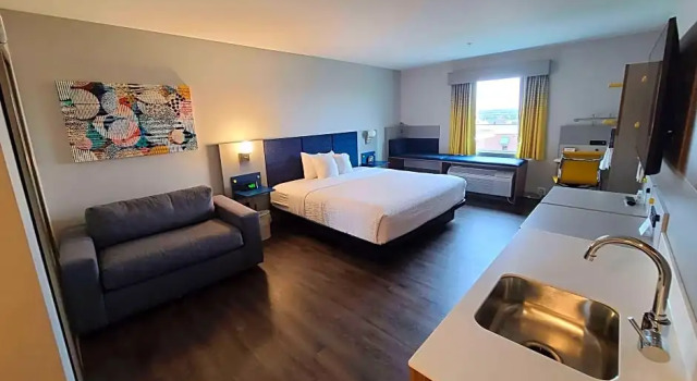 Одноместный люкс c 1 комнатой Microtel Inn & Suites by Wyndham Milford