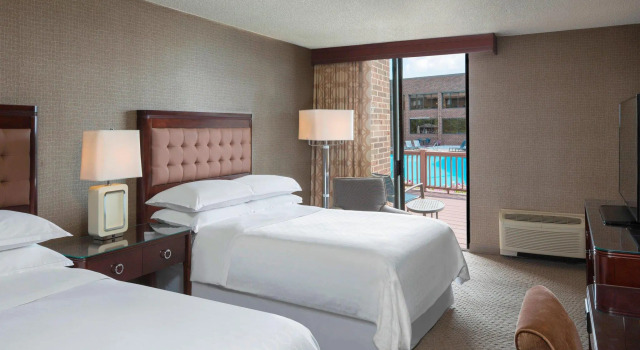 Четырёхместный номер Standard с видом на бассейн Sheraton Harrisburg Hershey Hotel