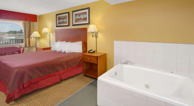 Двухместный номер Deluxe с балконом Days Inn by Wyndham Gulfport