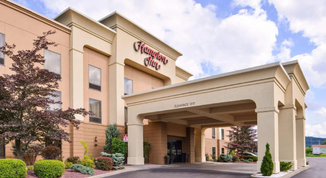 Кровать в общем номере Hampton Inn Cortland