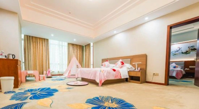 Suite Crown Hotel
