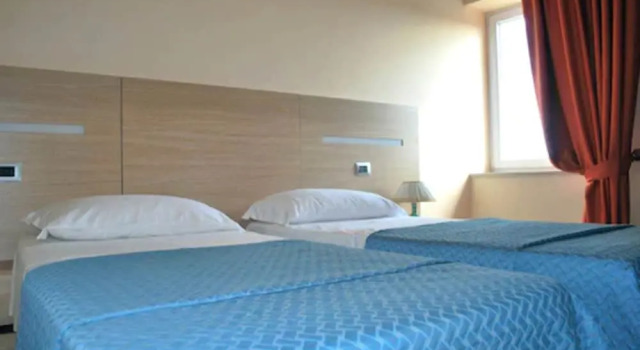 Четырёхместный номер Standard с балконом Hotel The Queen