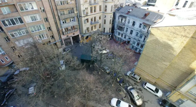 One-Room 3 Kostelna Str. On Maidane Nezalezhnosti, Забронировать Отель Отели Киева с парковкой, рядом с Андреевский спуск, Парковка