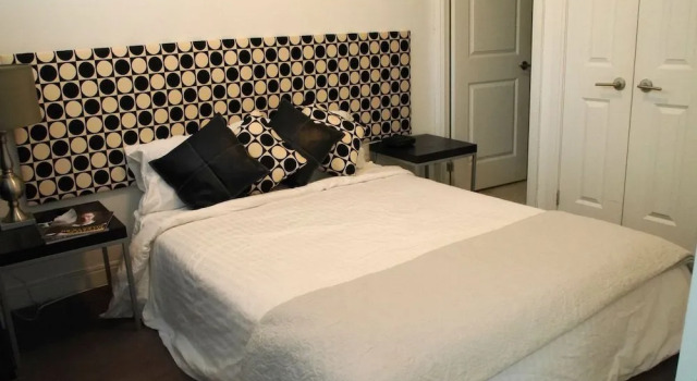 Charming 1 Bedroom Town Home, Забронировать Отель Отели Торонто 3 звезды, рядом с Women's College Hospital, 3*