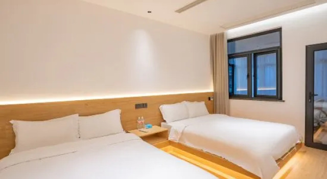 Люкс с балконом Mogan· Yunlan Holiday Courtyard Boutique Hostel