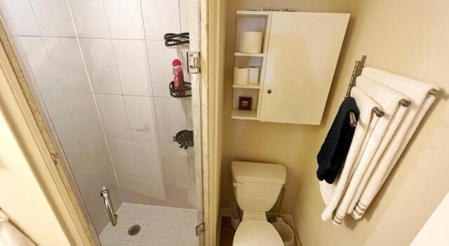 Апартаменты Bright Studio w Full Kitchen and Detached Bathroom