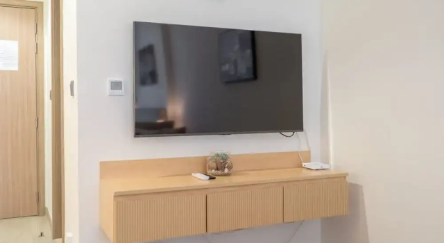 Stylish Studio Retreat in Riviera 33 Near Downtown