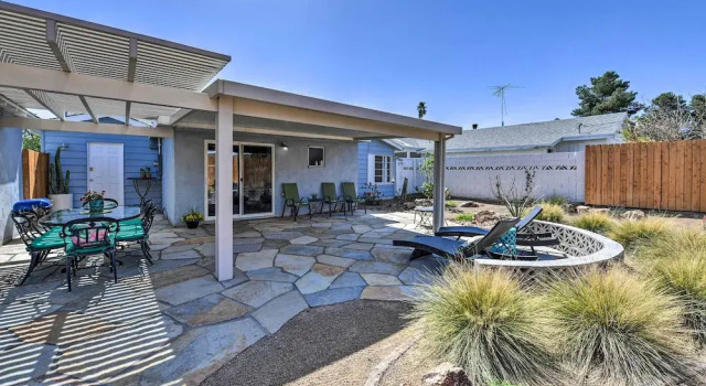 Vintage Downtown Vegas Retreat < 3 Mi to Strip!, Забронировать Дом для отпуска Коттеджи Лас-Вегаса, Коттедж