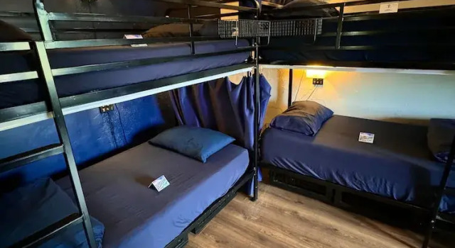 Кровать в общем номере ITH San Diego Mission Beach Backpacker Hostel