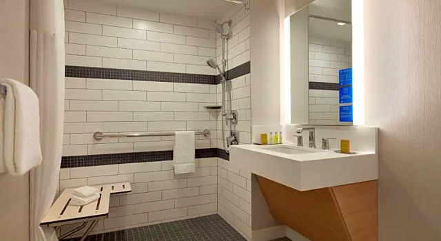 Люкс с 2 комнатами DoubleTree by Hilton Canton Downtown